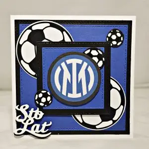 Ręcznie robiona kartka piłkarska w czarno-niebieskich barwach Interu Mediolan z herbem klubu, motywem piłek i napisem urodzinowym idealna jako prezent dla kibica
