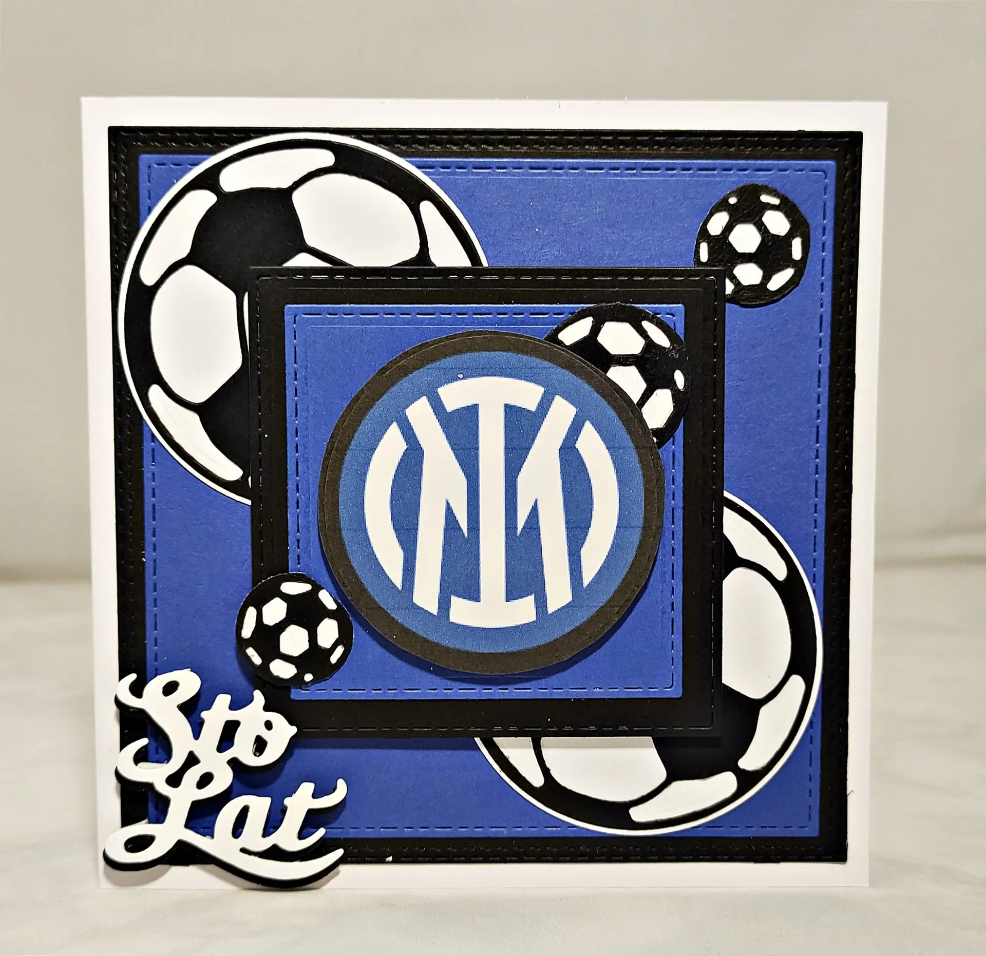 Ręcznie robiona kartka piłkarska w czarno-niebieskich barwach Interu Mediolan z herbem klubu, motywem piłek i napisem urodzinowym idealna jako prezent dla kibica