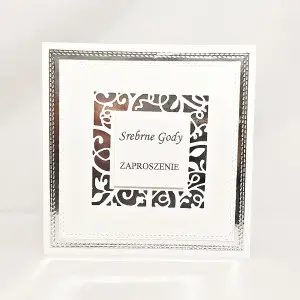 Eleganckie zaproszenie na 25 rocznicę ślubu Srebrne Gody na lustrzanym srebrnym tle, z białą ażurową ramką i napisem „Srebrne Gody – Zaproszenie” – widok od frontu