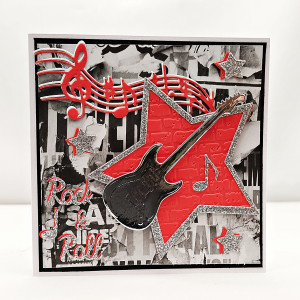 Ręcznie robiona kartka Rock & Roll z czarną gitarą elektryczną, czerwoną gwiazdą, nutami i napisem rock and roll, idealna kartka urodzinowa dla fana muzyki