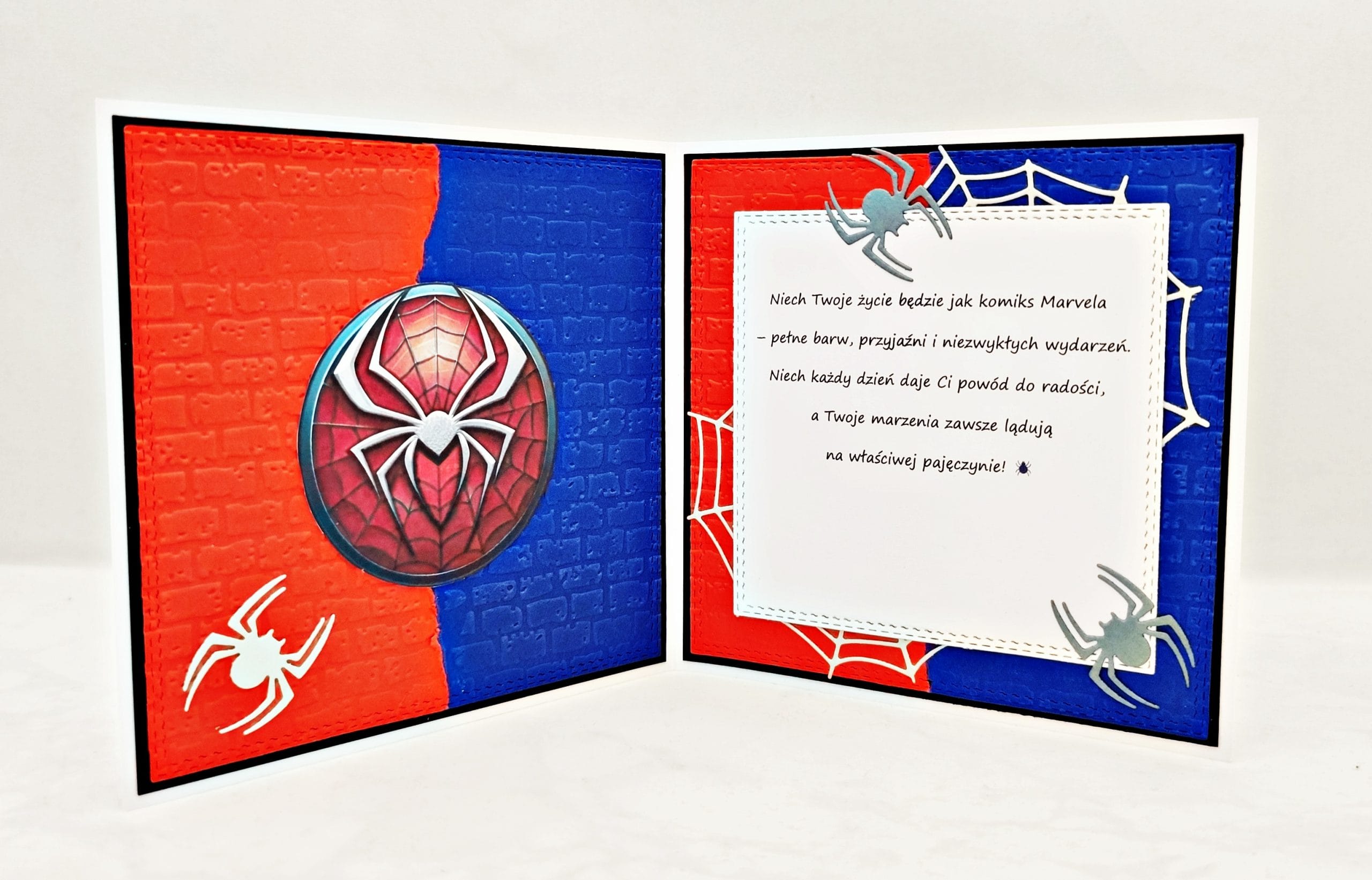 Czerwono - niebieska kartka urodzinowa z okrągłym logo Spider - Mana ręcznie robiona kartka dla dzieci handmade