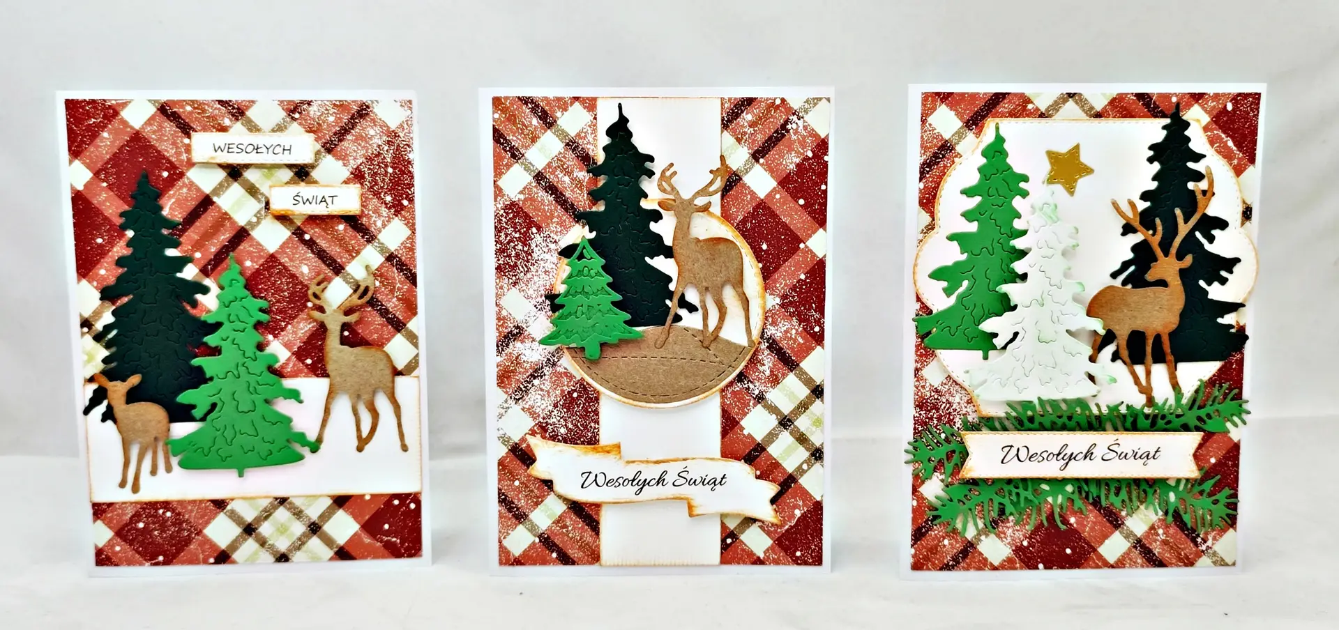 zestaw trzech ręcznie robionych kartek świątecznych A6 z leśnymi motywami, naturalnymi choinkami i złotymi detalami