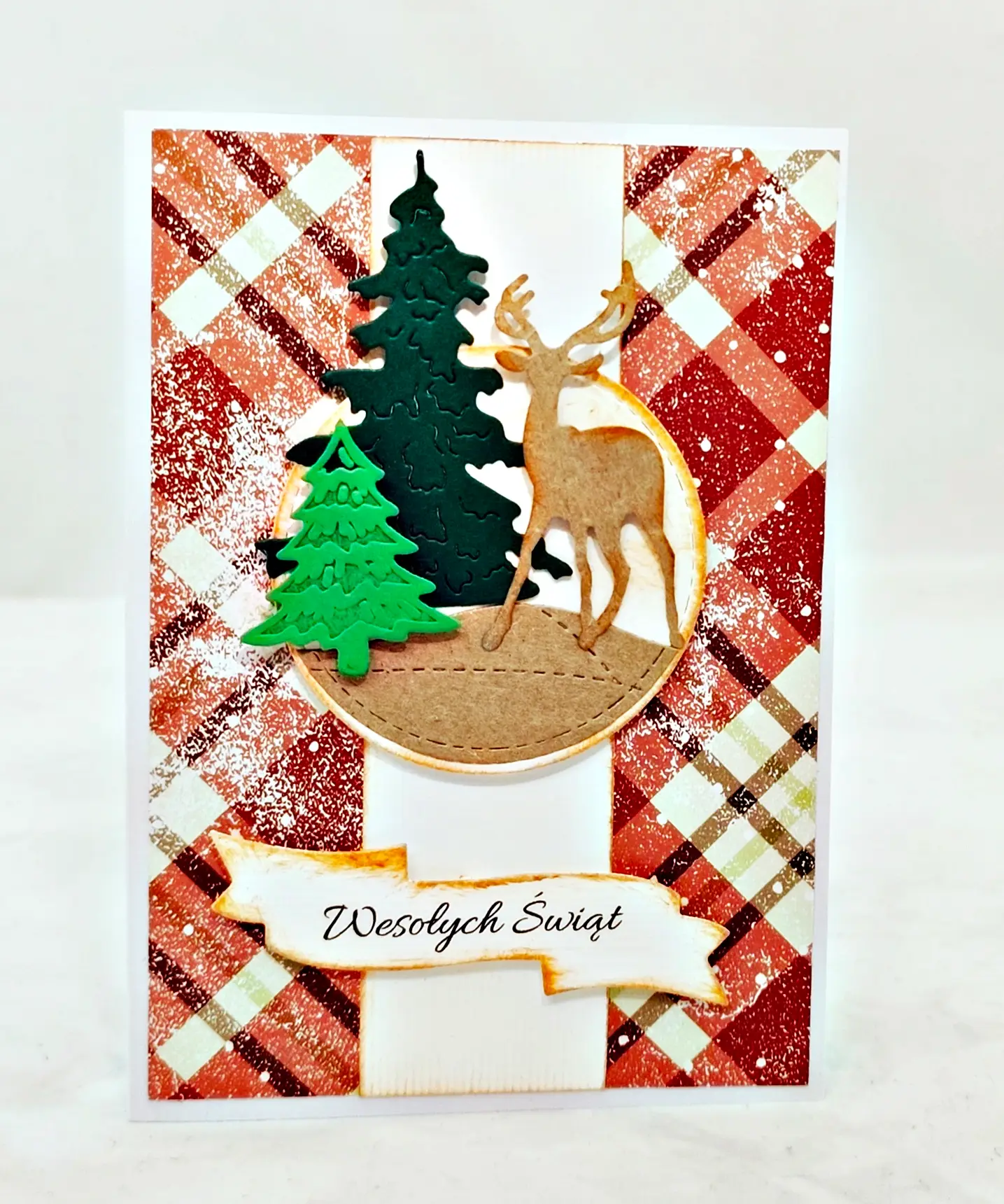 ręcznie wykonana kartka świąteczna A6 z gęstą zieloną choinką i subtelnymi złotymi akcentami