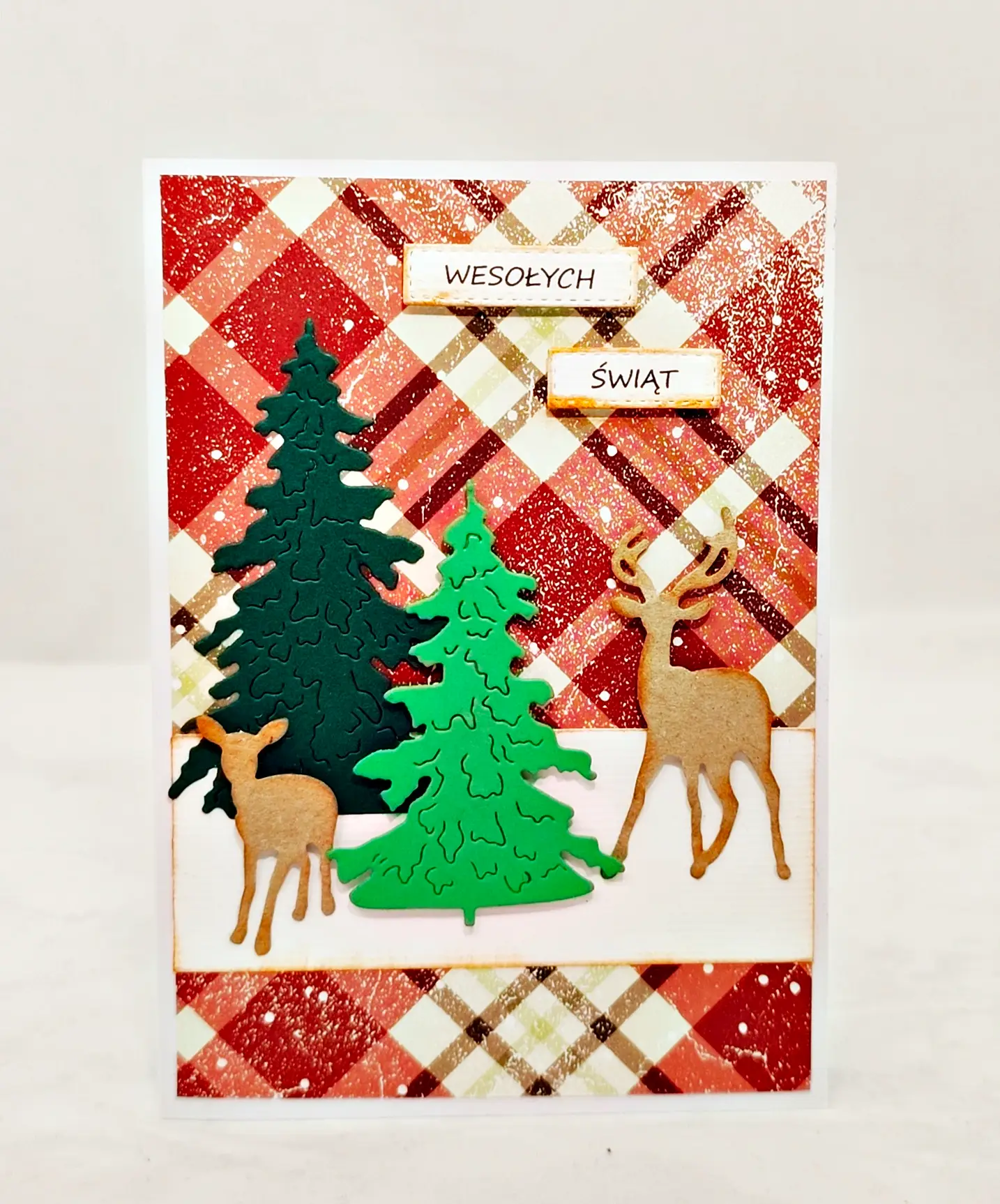 ręcznie robiona kartka świąteczna A6 z zieloną leśną choinką i delikatnymi gwiazdkami