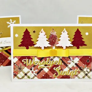 zestaw trzech ręcznie robionych kartek świątecznych A6 z czerwono-białymi choinkami, z białymi kopertami i foliówkami