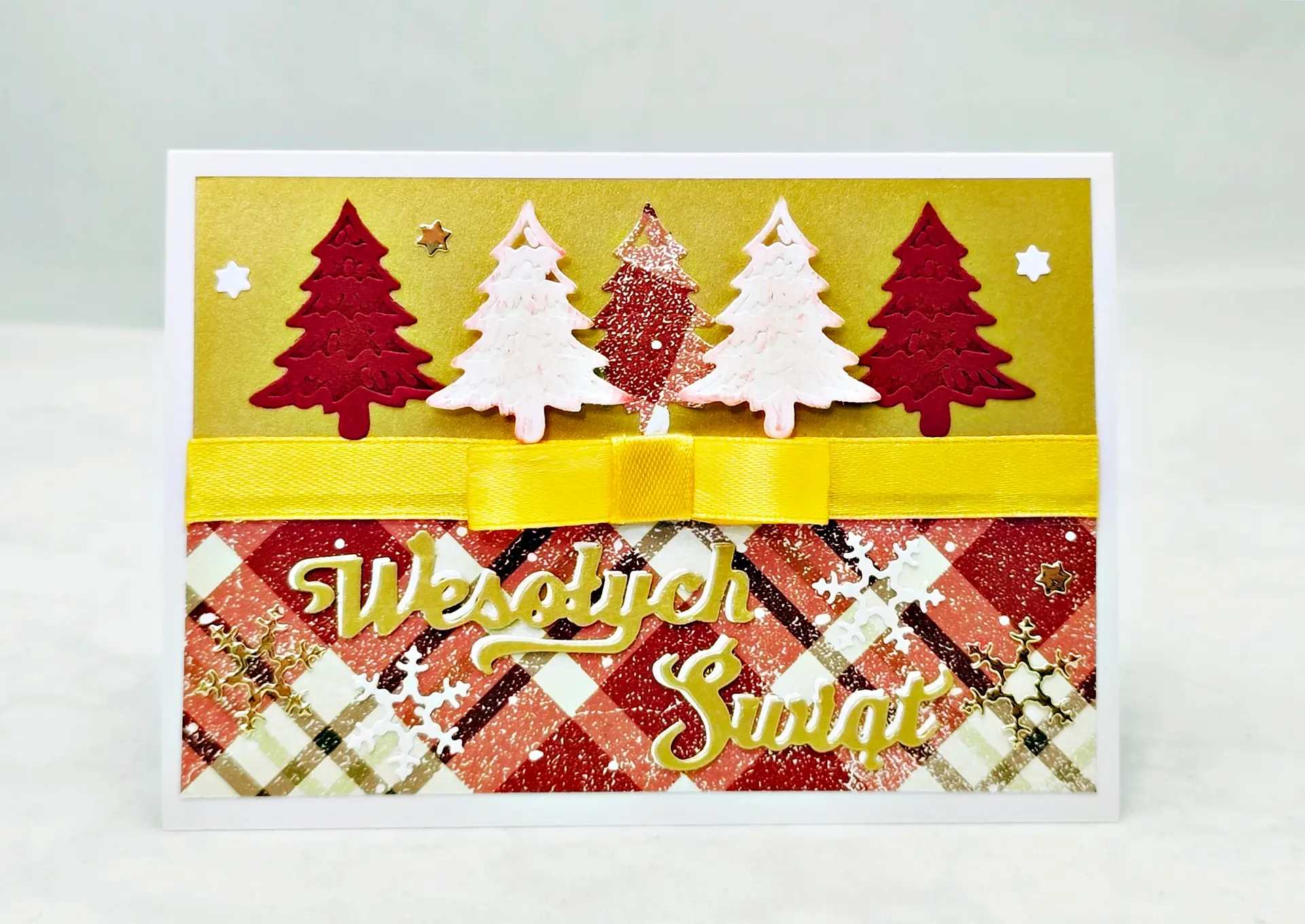 ręcznie wykonana kartka świąteczna A6 z choinkami na złotym tle i czerwonymi detalami