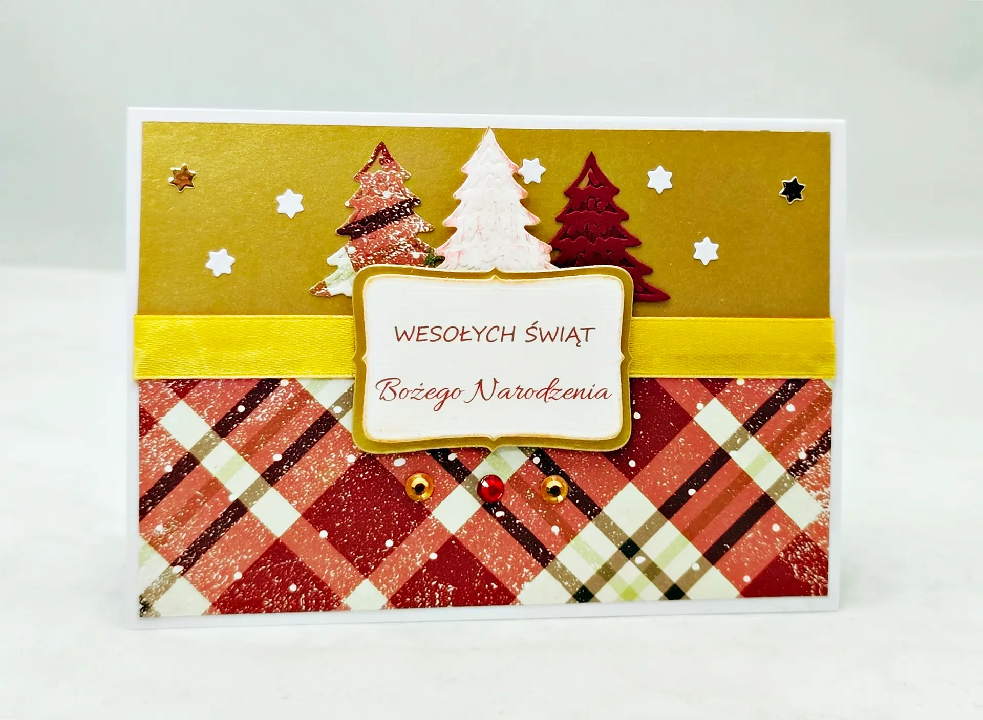 Ręcznie robiona kartka świąteczna A6 ze złotym tłem i trzema czerwonymi choinkami, z białą kopertą