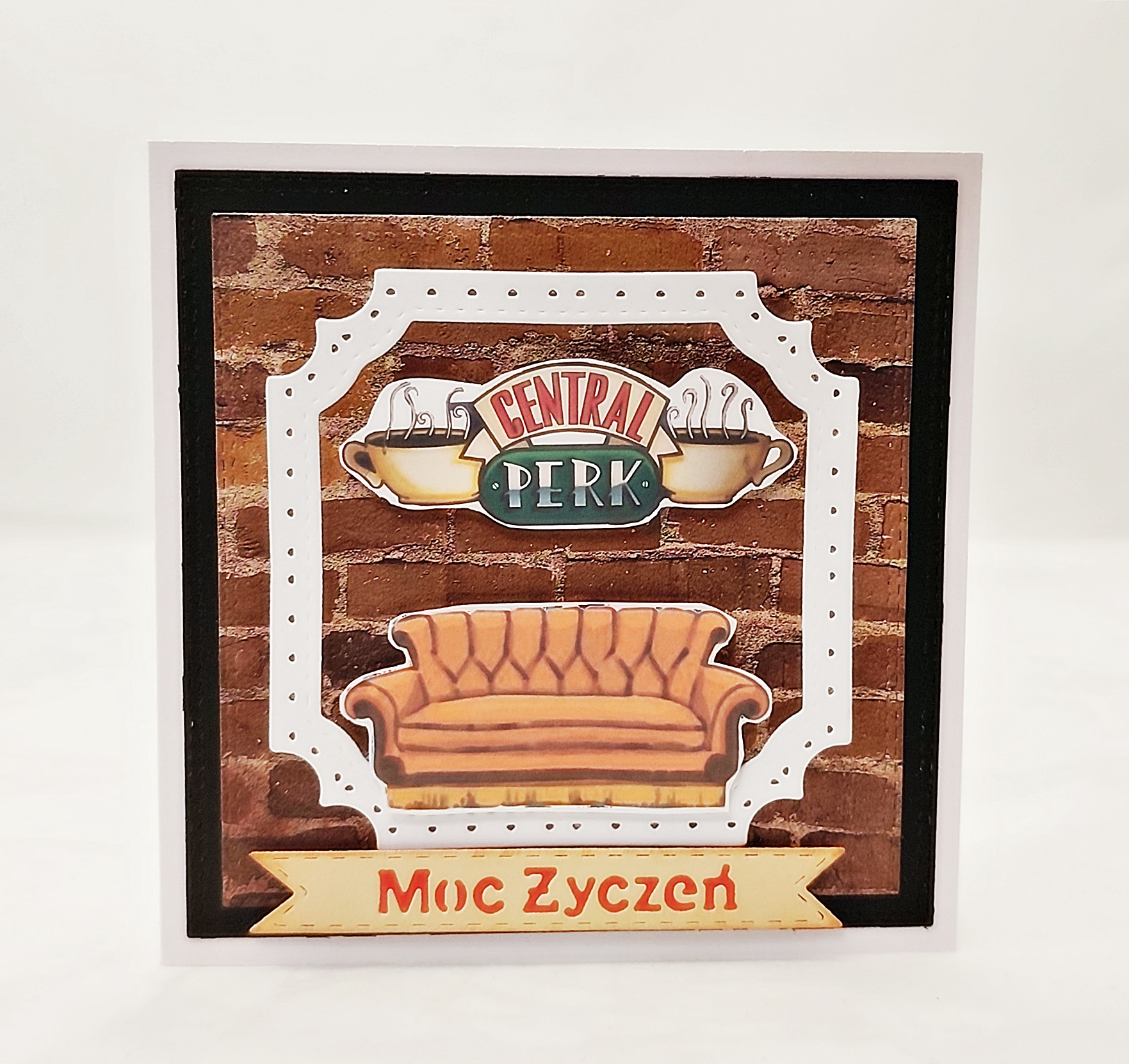 Ręcznie robiona kartka urodzinowa z motywem Central Perk i sofą, w stylu serialu Przyjaciele, z napisem „Moc Życzeń”