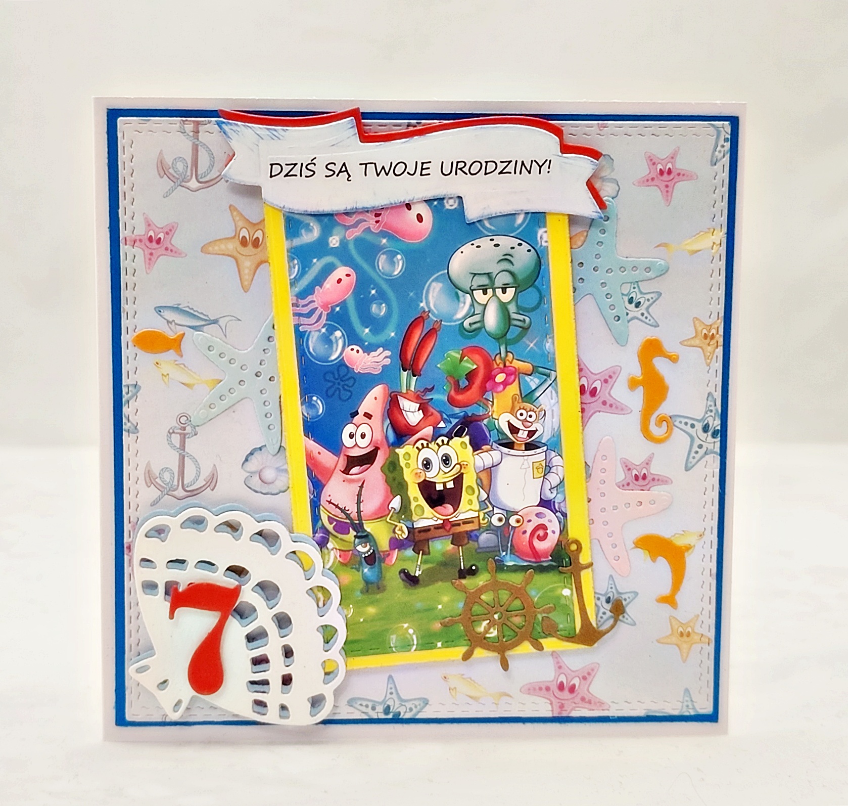 Ręcznie robiona dziecięca kartka urodzinowa ze SpongeBobem i możliwością zmiany cyfry, format 13,5 x 13,5, z napisem „Dziś są Twoje urodziny!”, w komplecie z kopertą.