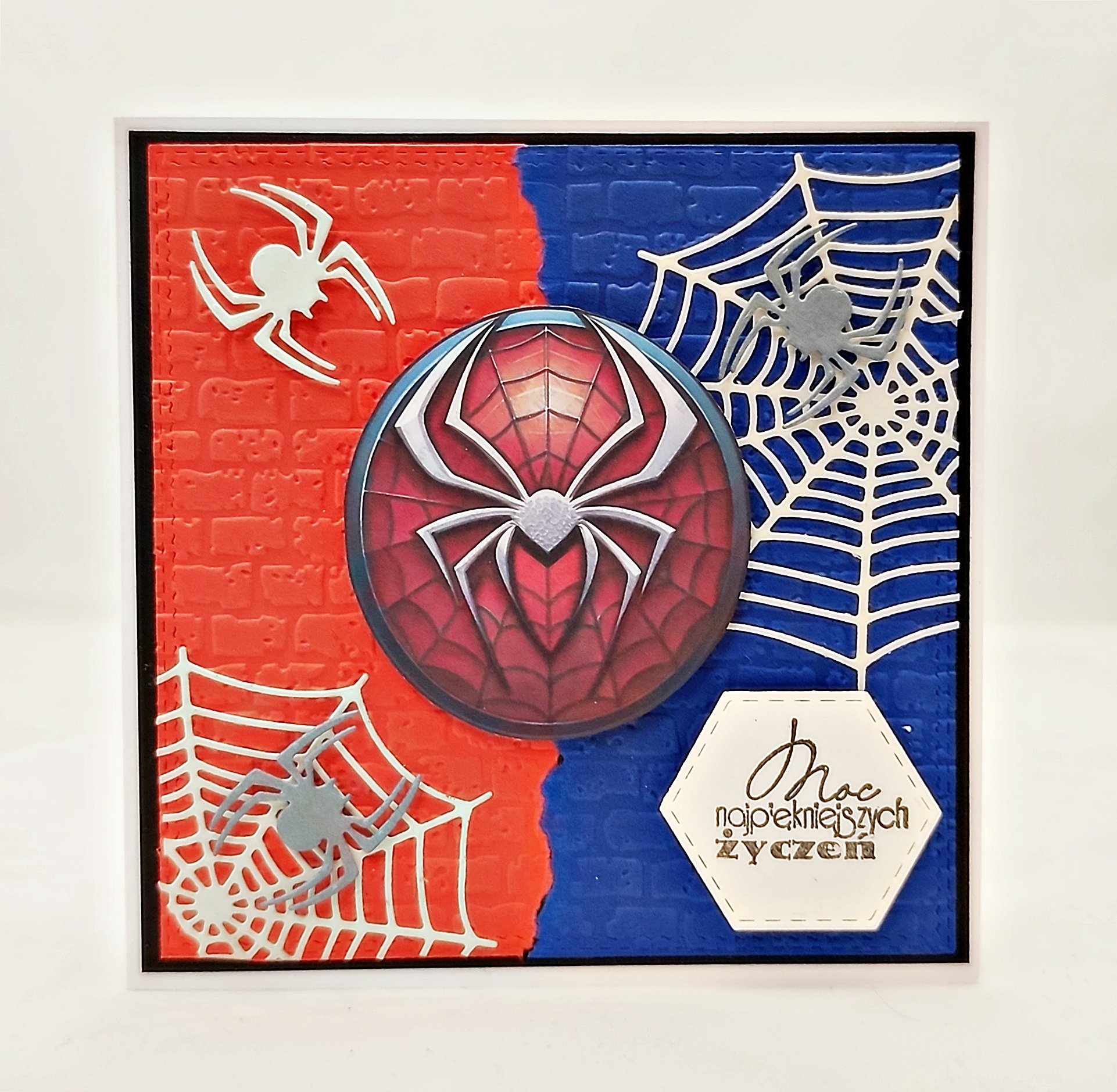 Kartka urodzinowa z motywem Spidermana z pajęczyną, czerwono-niebieskim tłem i napisem „Moc najpiękniejszych życzeń”