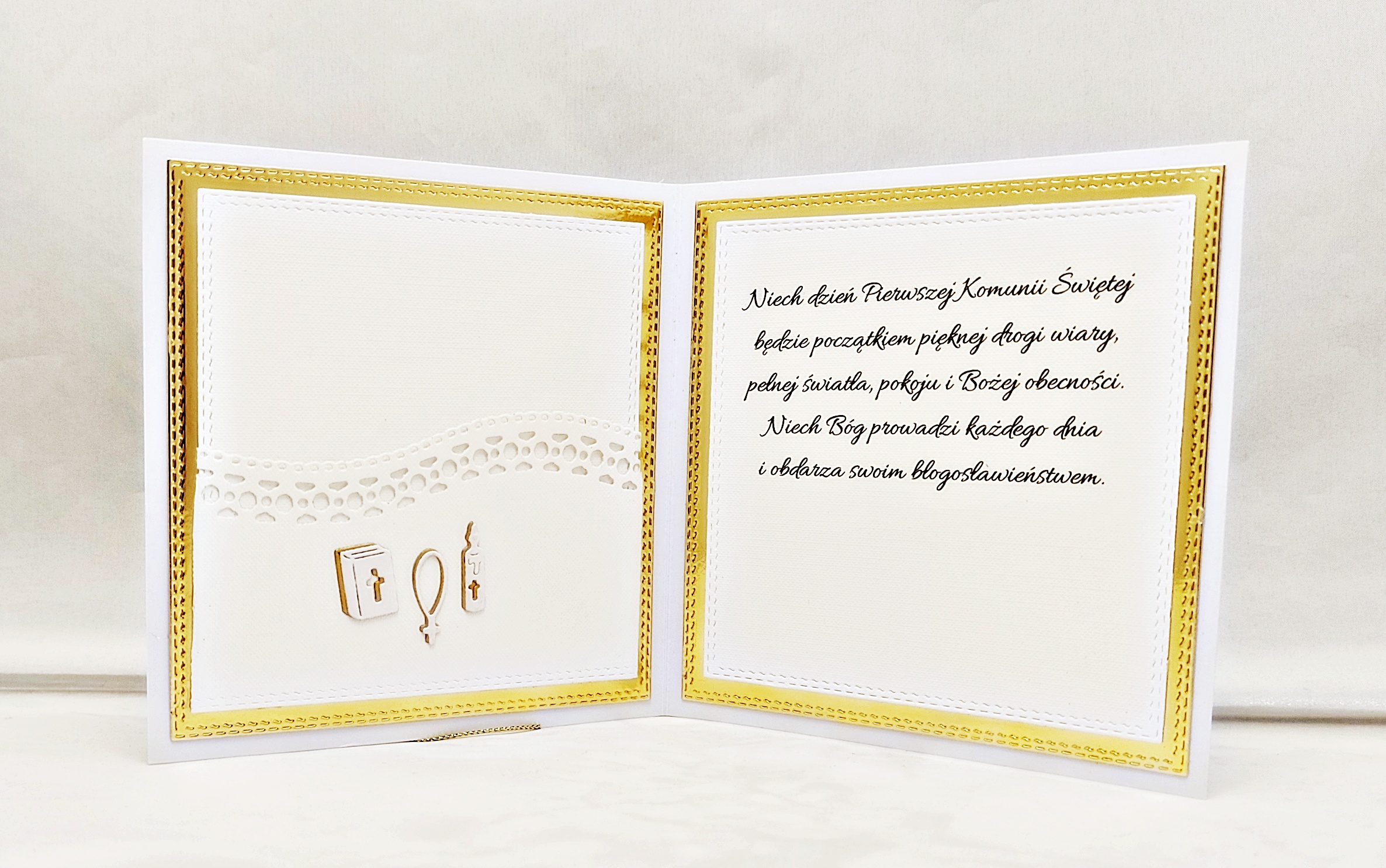 Wnętrze pamiątki Pierwszej Komunii Świętej z gotowymi życzeniami i kieszonką na pieniądze lub voucher