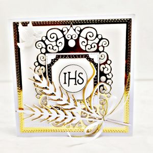 Ręcznie robiona pamiątka Pierwszej Komunii Świętej w kolorze bieli i złota z symbolem IHS, gołębicą i kieszonką na pieniądze
