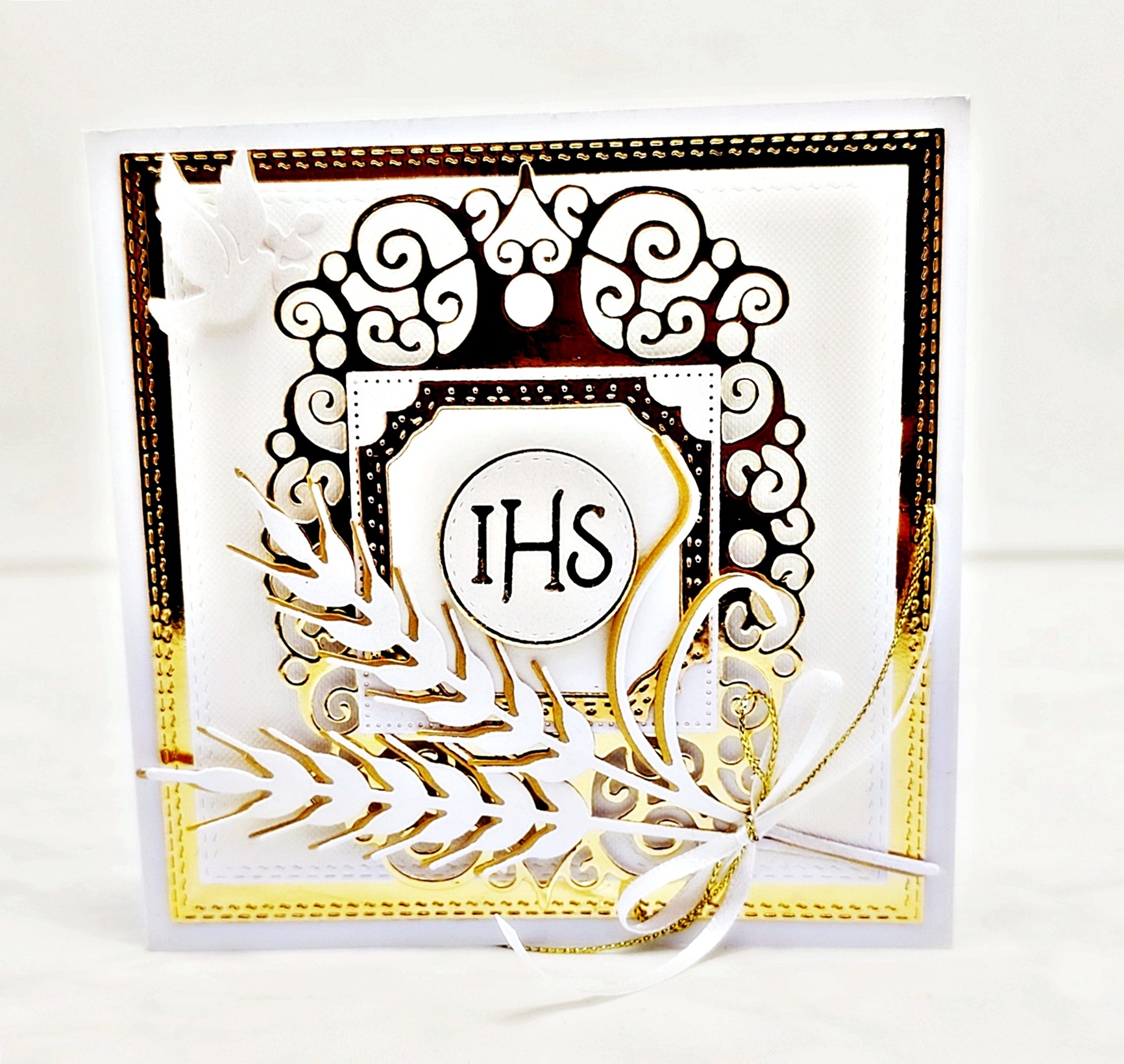 Ręcznie robiona pamiątka Pierwszej Komunii Świętej w kolorze bieli i złota z symbolem IHS, gołębicą i kieszonką na pieniądze