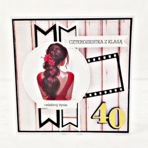 Ręcznie robiona kartka na 40 urodziny dla kobiety z ilustracją kobiety w czerwonej sukni, napisem „Czterdziestka z klasą” i hasłem „celebruj życie”, w eleganckiej czarno-różowej kolorystyce.