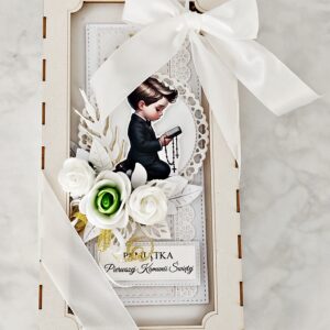 Zamknięte pudełko z kartką komunijną dla chłopca widok z góry