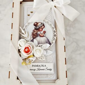 Kartka komunijna dla dziewczynki w pudełku z wypełnieniem i wstążką