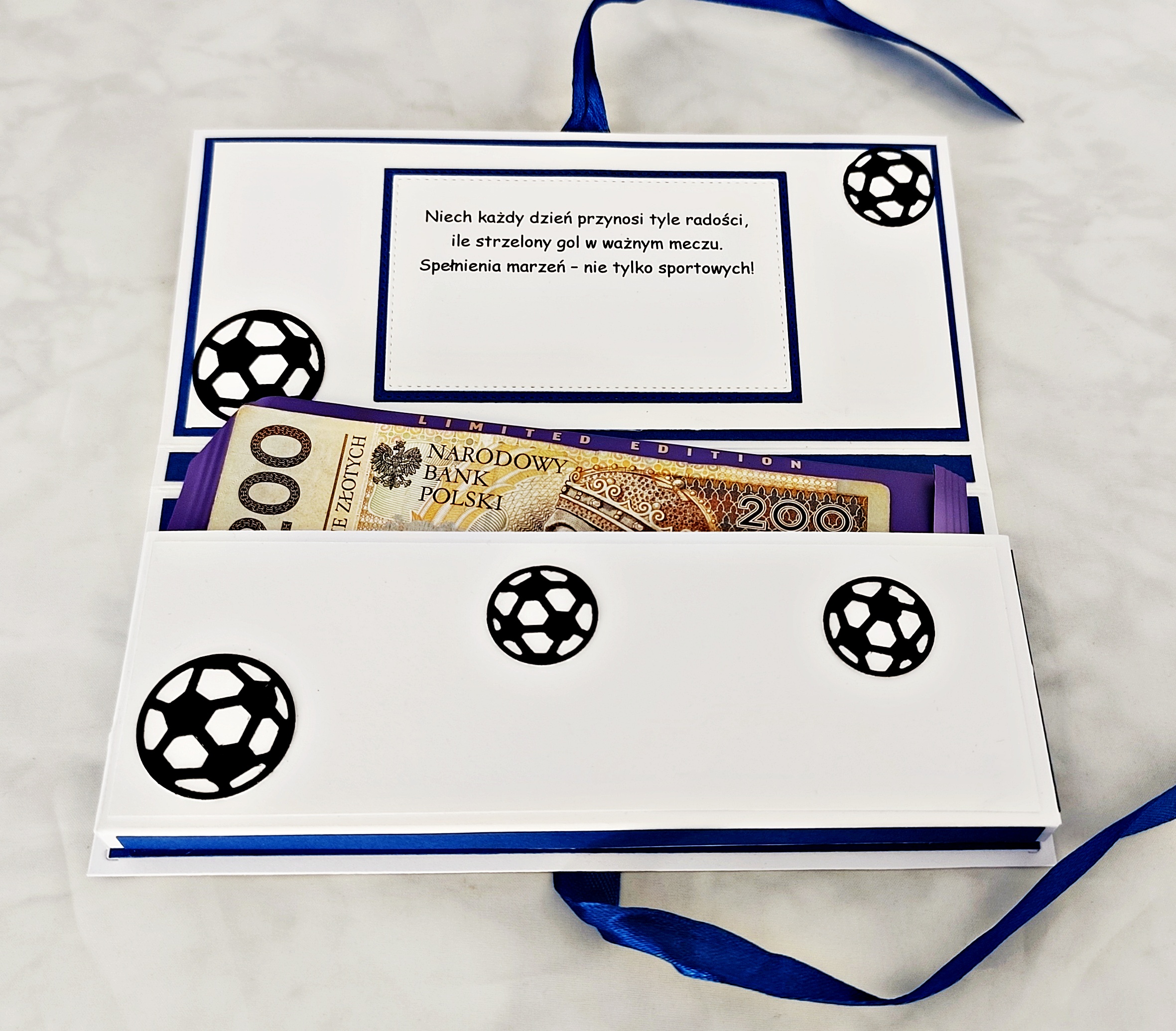 Personalizowane pudełko prezentowe dla fana Realu z czekoladą i gotówką