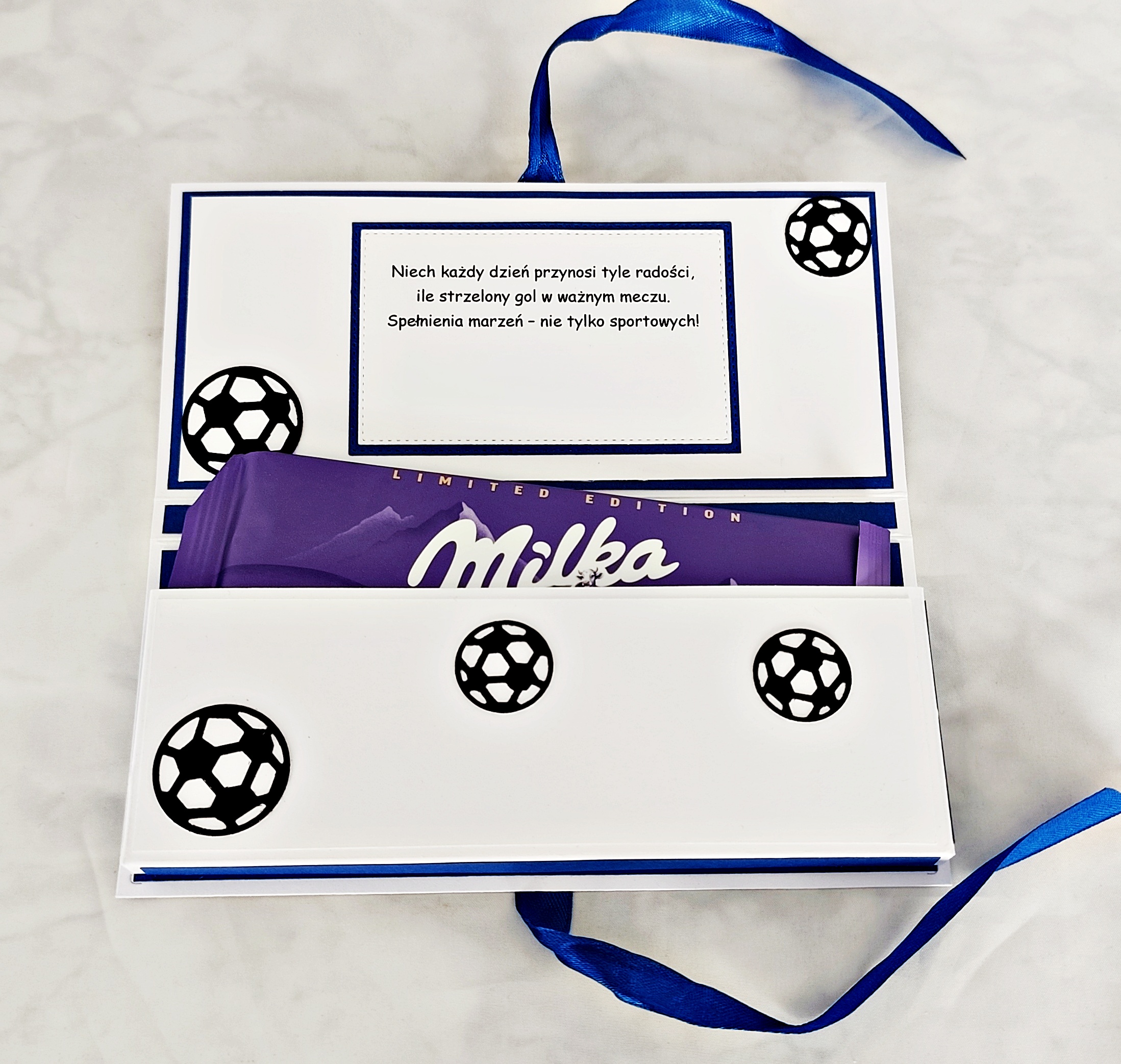 Otwarty czekoladownik Real Madryt z życzeniami w środku